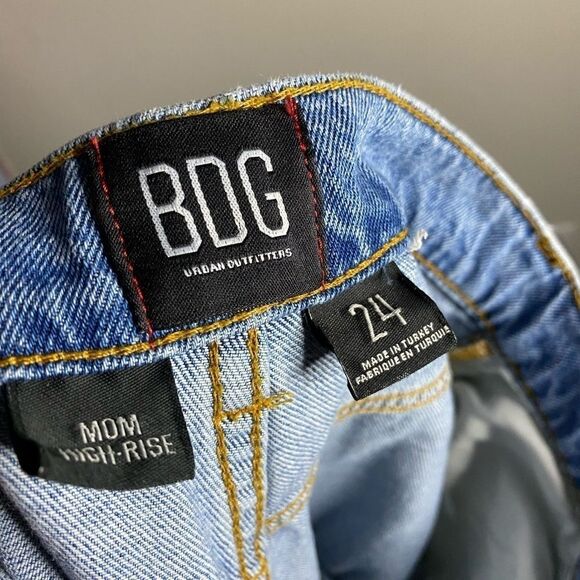 Urban Outfitters BDG Light Wash High Rise Mom Jean Size 24 - Picture 10 of 11